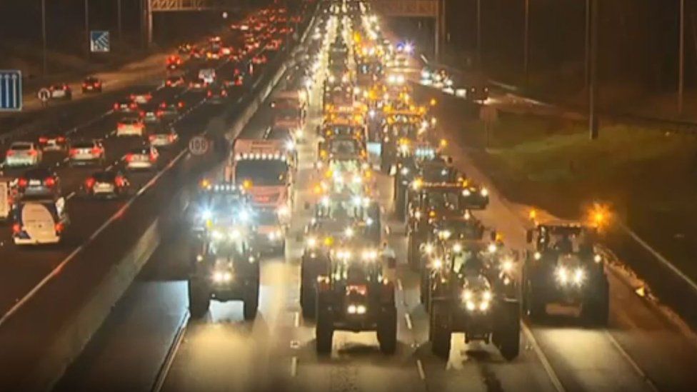ITALY: Farmers are now clearly joining the blockages and slowdowns. Censorship is still extreme, even on motorway signs indicating non-existent works (so as not to admit blockages).