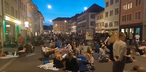 The Swiss we decide to have a picnic in front of the shops like France bravo to the Swiss good example to follow