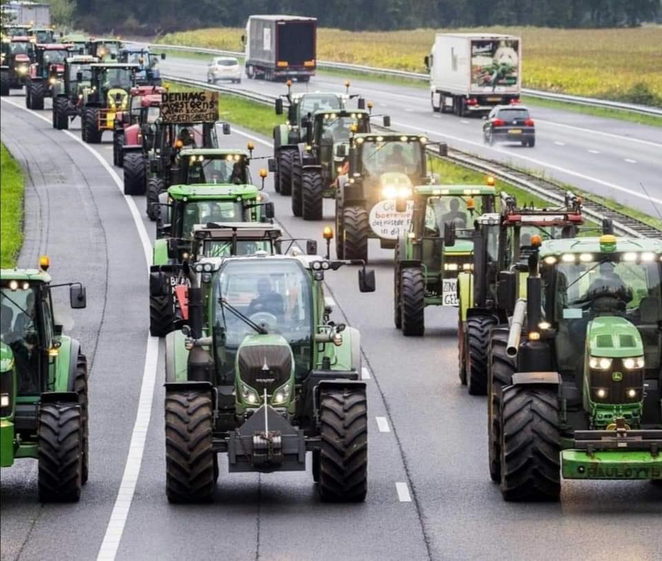 In Italy; In addition to the blocking of road transporters, Farmers and bikers too ... THAT INSPIRE ALL OF QUEBEC!